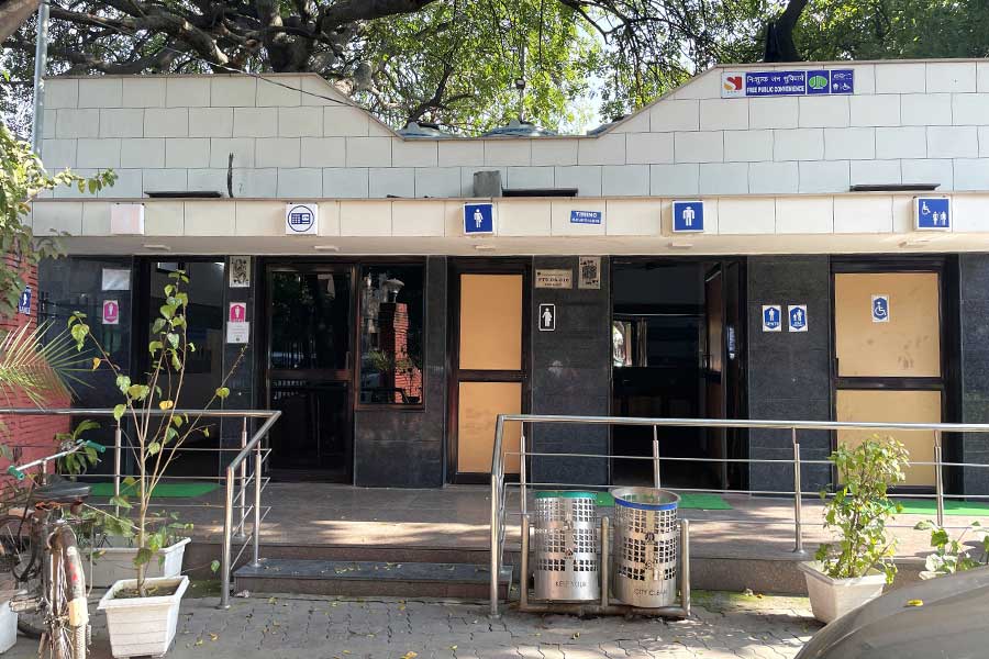 デリーで新たに見かけた公衆トイレ。きれいで、しかも無料だった！【写真：中谷秋絵】