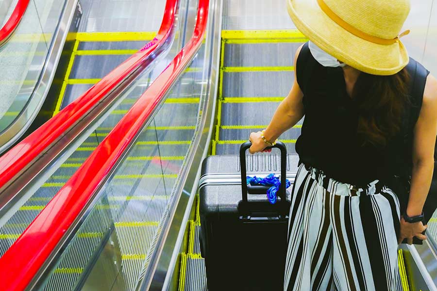 上りのエスカレーターで、荷物を自分の後ろに乗せるのは“NG”。正しくは自分の前に置く（写真はイメージ）【写真：写真AC】