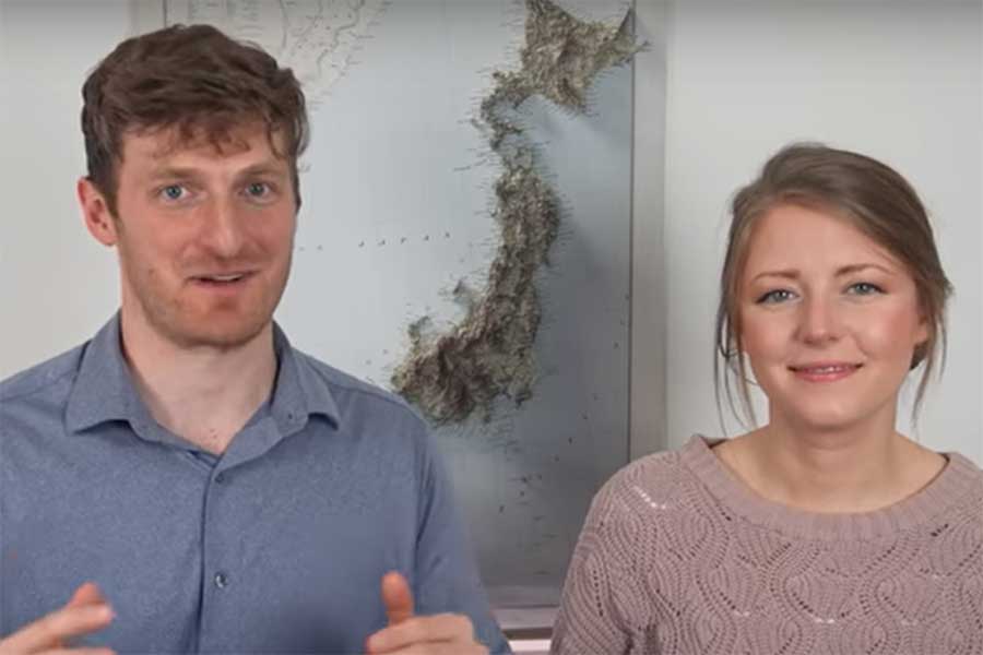 アメリカ人YouTuberのジェイソンさん（左）とリネルさん（スクリーンショット）