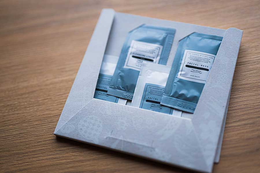 個包装タイプの化粧水類は自立しないため、こぼれてしまうことが…(写真はイメージ)【写真:写真AC】