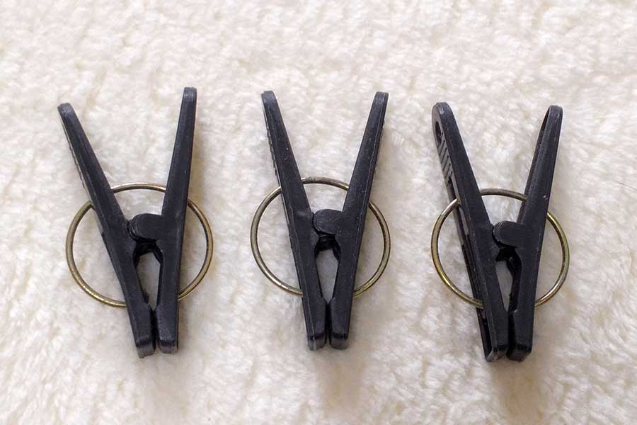 洗濯バサミ。袋の下側に沿うように挟めばOK（写真はイメージ）【写真：写真AC】