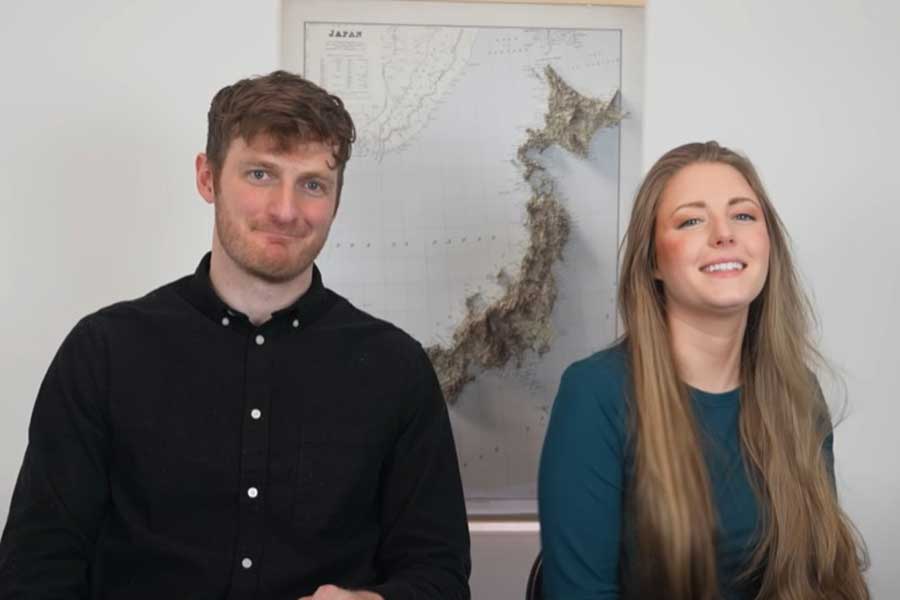 日本での思い出を振り返る（左から）ジェイソンさんとリネルさん（スクリーンショット）