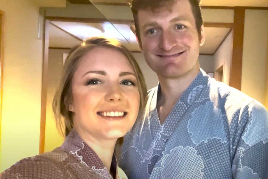 温泉旅館で浴衣を体験したリネルさんとジェイソンさん。正しい着方をマスターし、大満足（スクリーンショット）