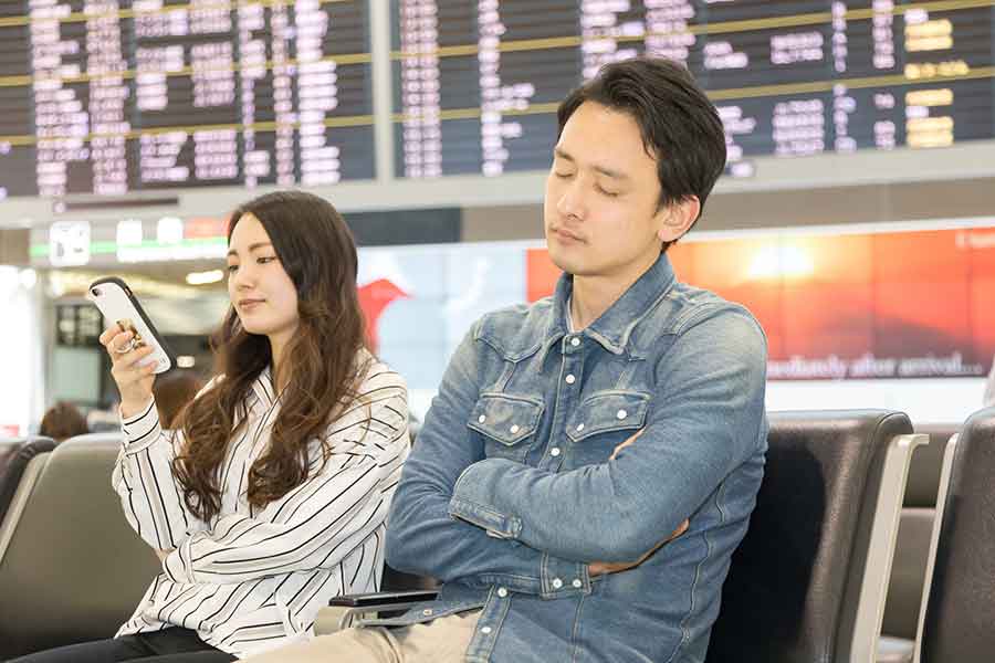 飛行機の乗り継ぎで夫が不機嫌に（写真はイメージ）【写真：PIXTA】