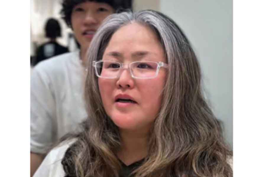 髪質と頭頂のボリュームに悩む女性（スクリーンショット）