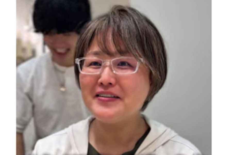 髪がすっきり短くなり、明るい印象に（スクリーンショット）