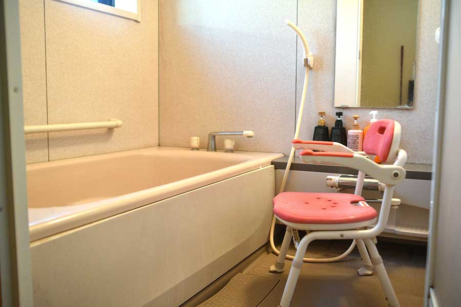 シャワーチェアや手すりを備えると◎（写真はイメージ）【写真：PIXTA】