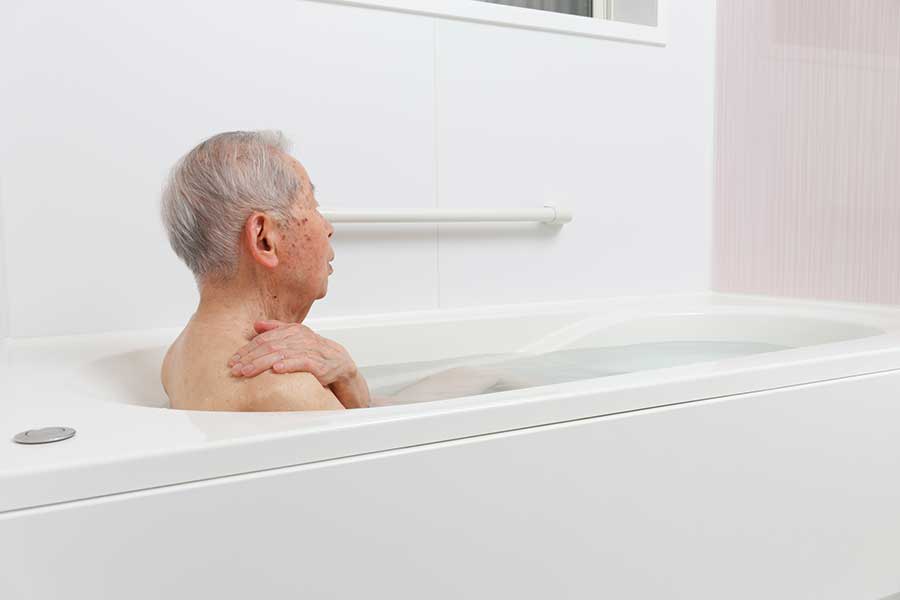 高齢の親が入浴を嫌がったら、どうすればいい？（写真はイメージ）【写真：PIXTA】