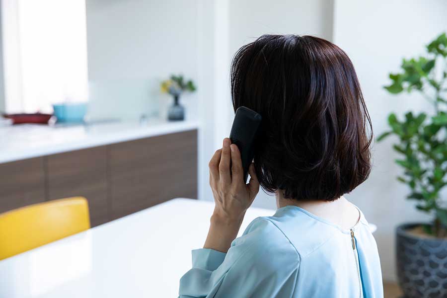 義両親の介護について、義姉からたびたび連絡が来るように…（写真はイメージ）【写真：PIXTA】