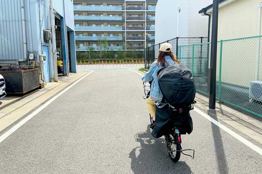 子どもを自転車の後部座席に乗せて走行中、思わぬ事故に（写真はイメージ）【写真：写真AC】