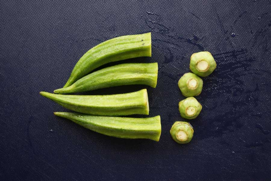 ゆでる前にオクラのヘタを切り落とすと、切り口から水溶性成分が流出。ヘタも食べられる（写真はイメージ）【写真：写真AC】