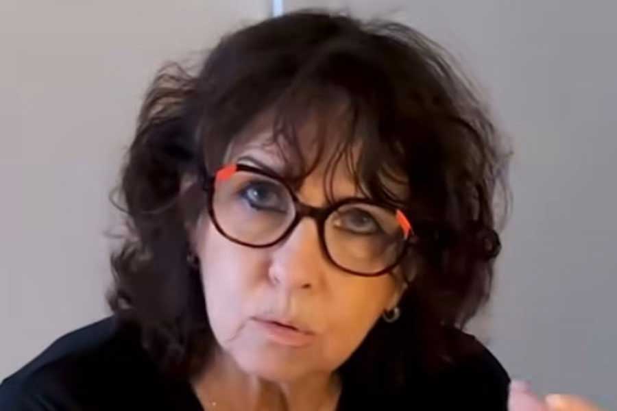 日本で、母国発祥のスイーツを目にして驚くオレリアンさんのお母さん(スクリーンショット)