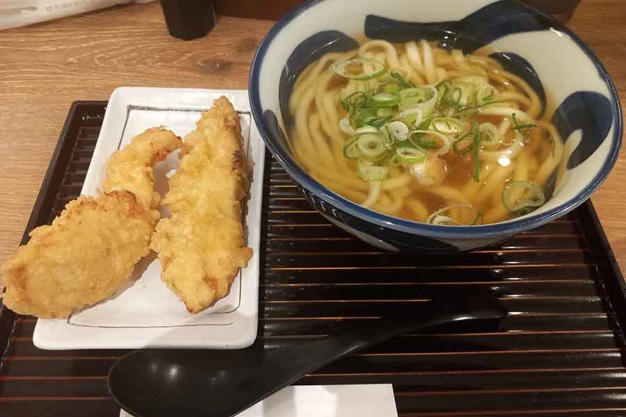 日本でうどんを味わい、おいしさに感激【写真提供：フランチェスコ・ブルッツィキーニ】