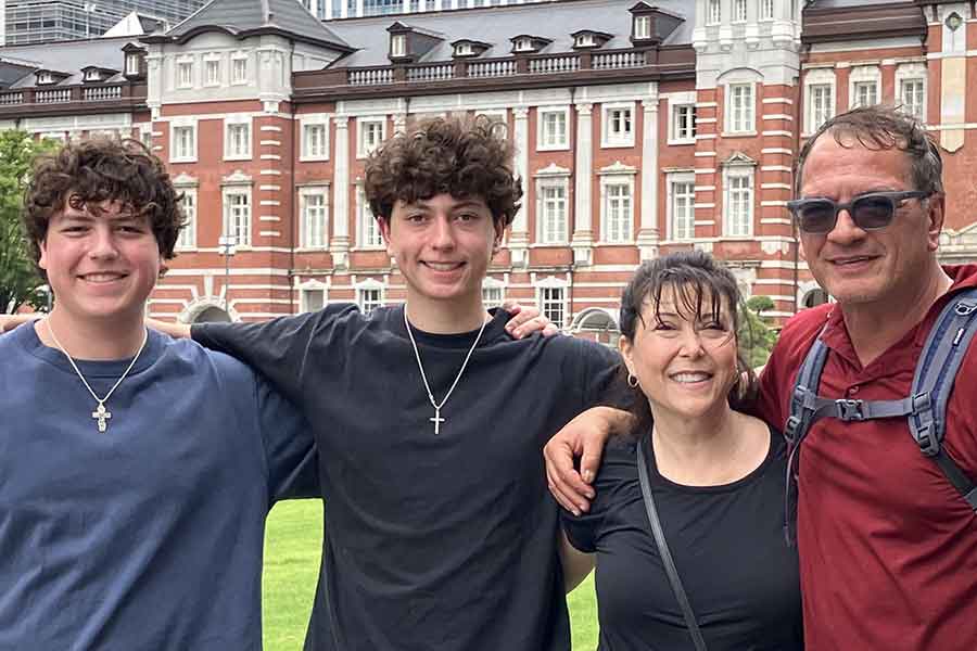 アメリカ人の（左から）ニコラスさん、ジョンさん、クリスティーンさん、ケンさん【写真：Hint-Pot編集部】