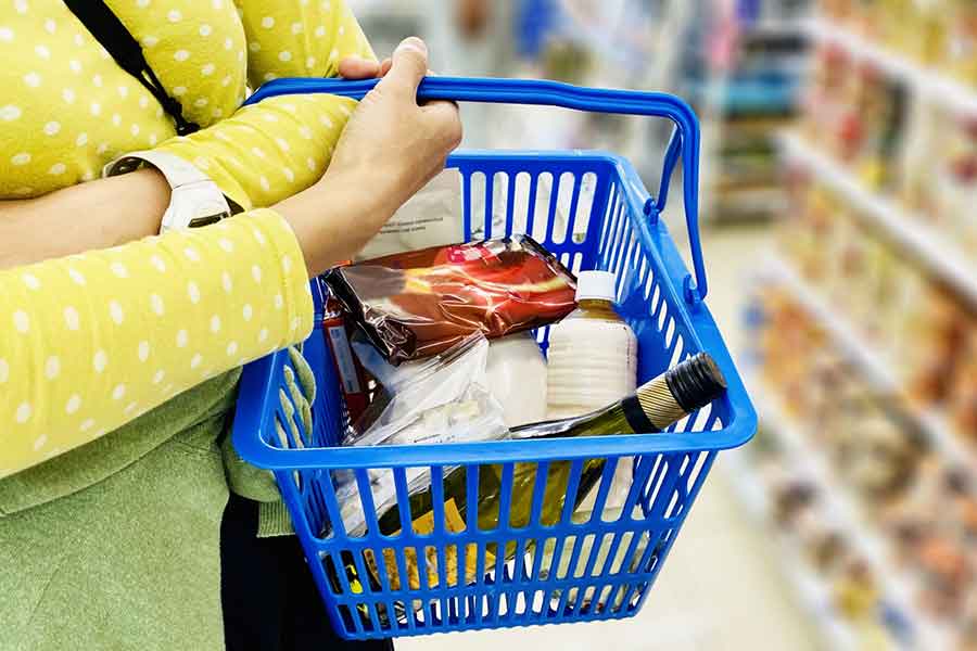 息子たちがスーパーのお菓子売り場でお菓子を選ぶも…（写真はイメージ）【写真：写真AC】