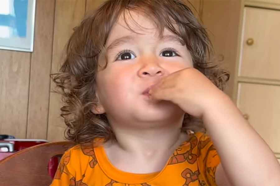 日本食の朝食をニコニコしながら食べる三男・ソノくん（スクリーンショット）