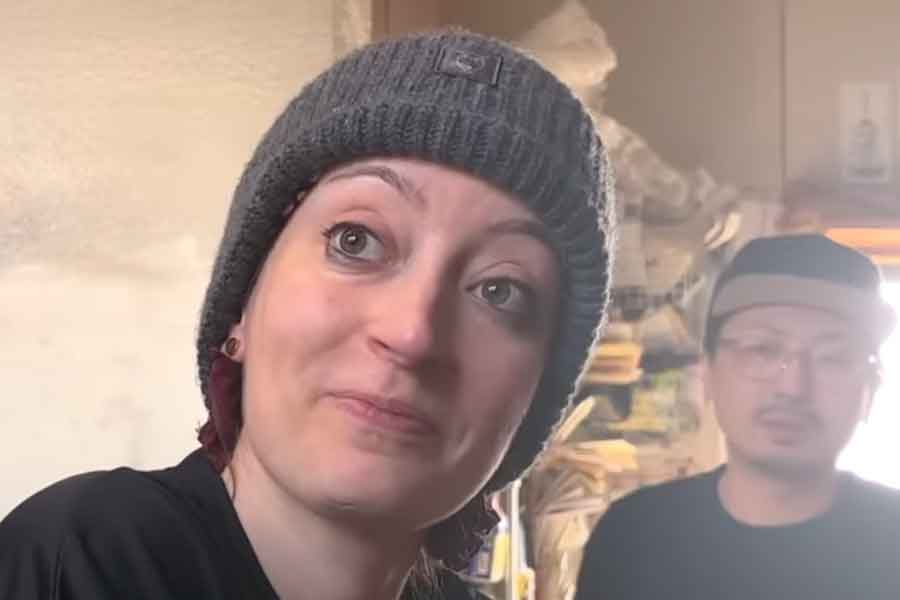 フランス人のリズさんと、日本人の翼さん夫妻（スクリーンショット）