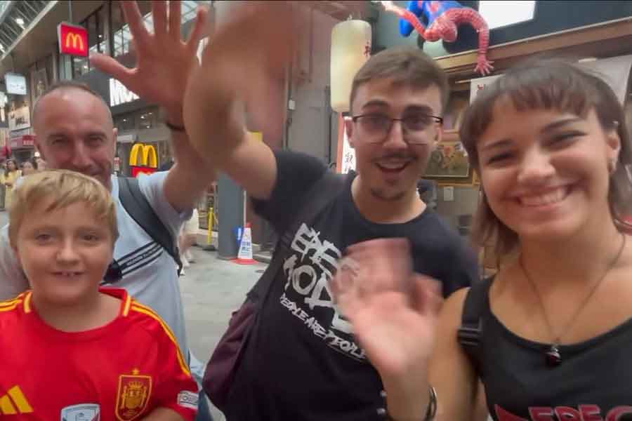 スペインからやってきた(右から)アイナさん、アナウさん兄妹と、叔父のジョルディさんと息子さん(スクリーンショット)