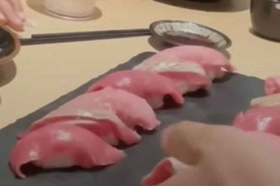 日本の寿司店で提供された、マグロの握りの数々に感動（スクリーンショット）
