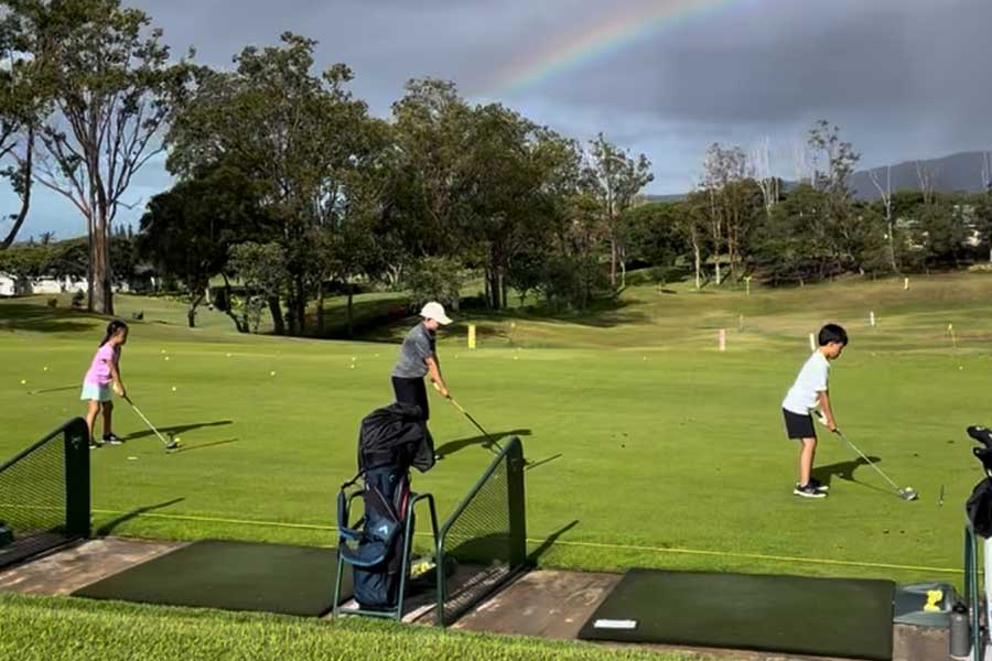 夏からゴルフを習い始めたものの、暑さに弱く、もう「辞めたい」と言っている子どもたち（涙）【写真：i-know】