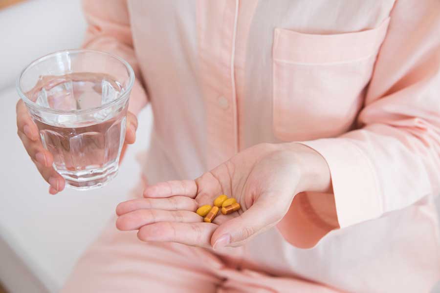ビタミン剤は就寝前に飲んでも良い？（写真はイメージ）【写真：PIXTA】