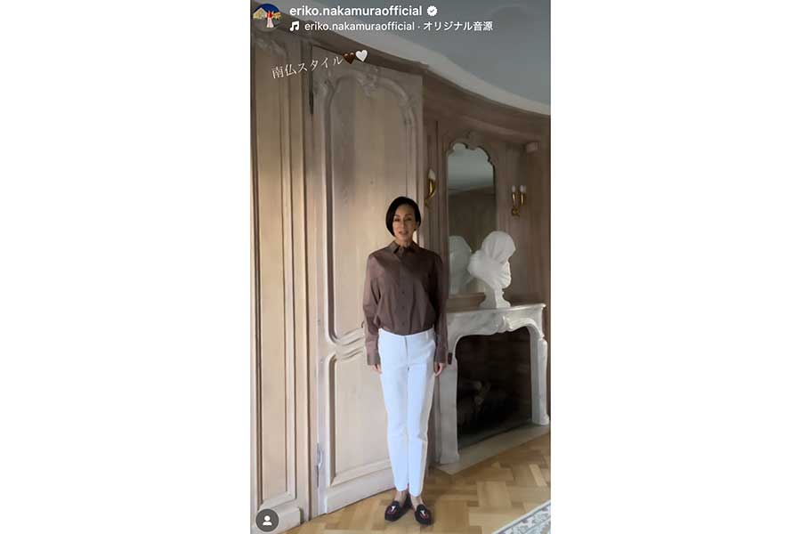 カジュアルなシャツ＆パンツコーデを披露した中村江里子さん（スクリーンショット）