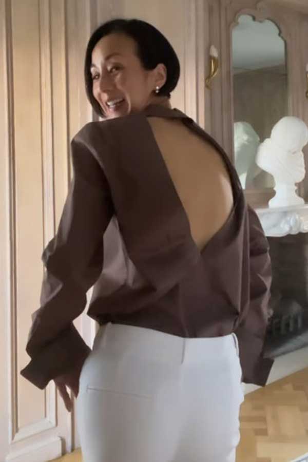 シャツの後ろのデザインを見せる中村江里子さん（スクリーンショット）