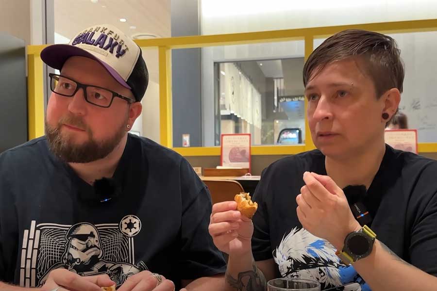 初めて食べる日本のパンに感動する、ドイツ人の（左から）ステファンさんとミカエラさん（スクリーンショット）