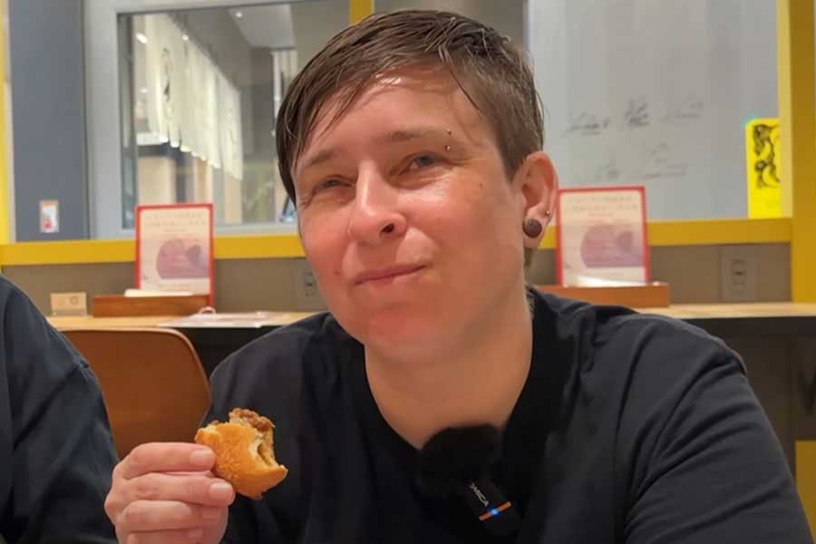 日本のカレーパンを大絶賛するミカエラさん（スクリーンショット）