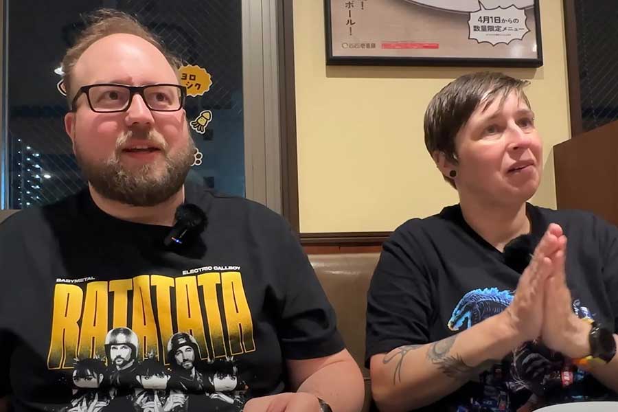 カレーを食べながら、日本での驚きを振り返る（左から）ステファンさんとミカエラさん（スクリーンショット）