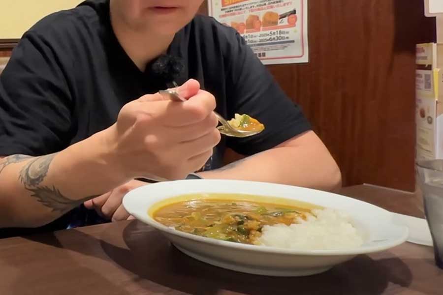 日本のカレーを堪能。トッピングにはホウレン草をチョイスした（スクリーンショット）