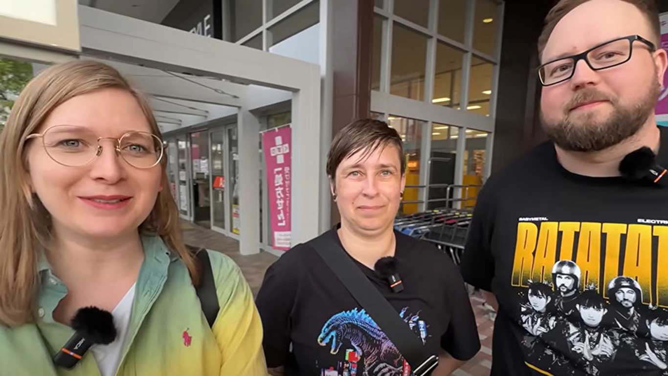 日本のスーパーを満喫した、ドイツ人の（左から）レナさん、ミカエラさん、ステファンさん（スクリーンショット）