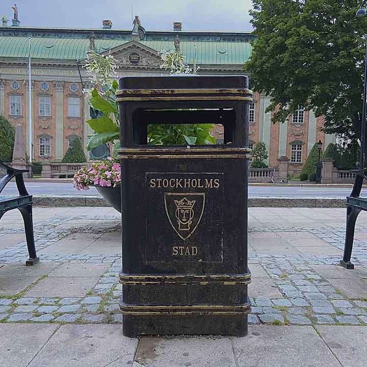 海外の街中ではよく見かけるゴミ箱（写真はイメージ）【写真：写真AC】