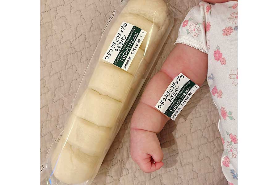 次女のむちむちの腕。ちぎりパンの価格は税込で172円に【写真提供：るーぴぃ（@swimmybabystork）さん】