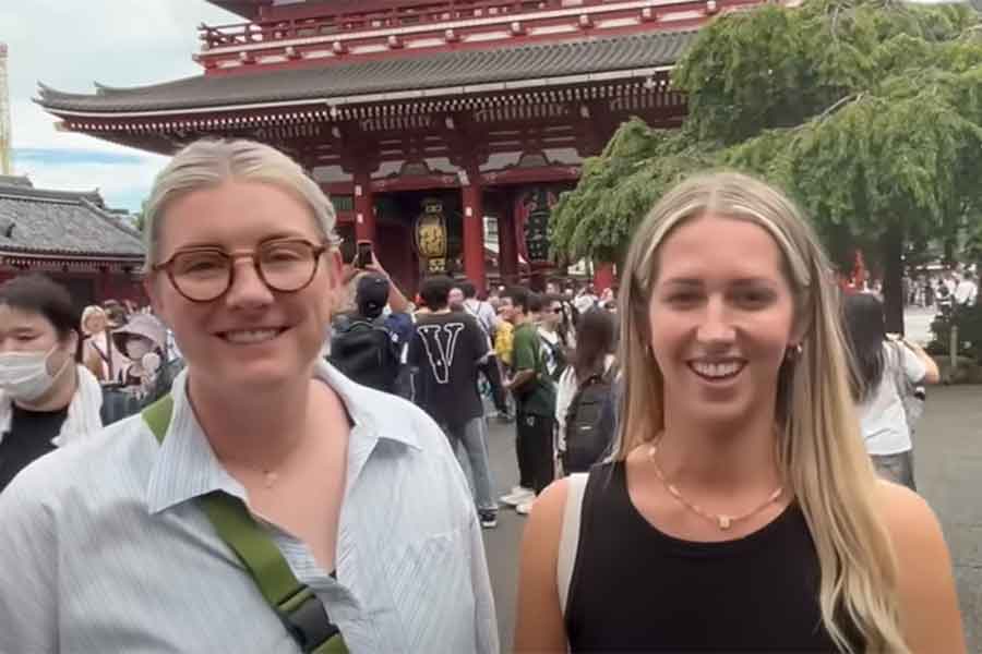 ウェールズから来た（左から）ソフィアさんとベスさん（スクリーンショット）