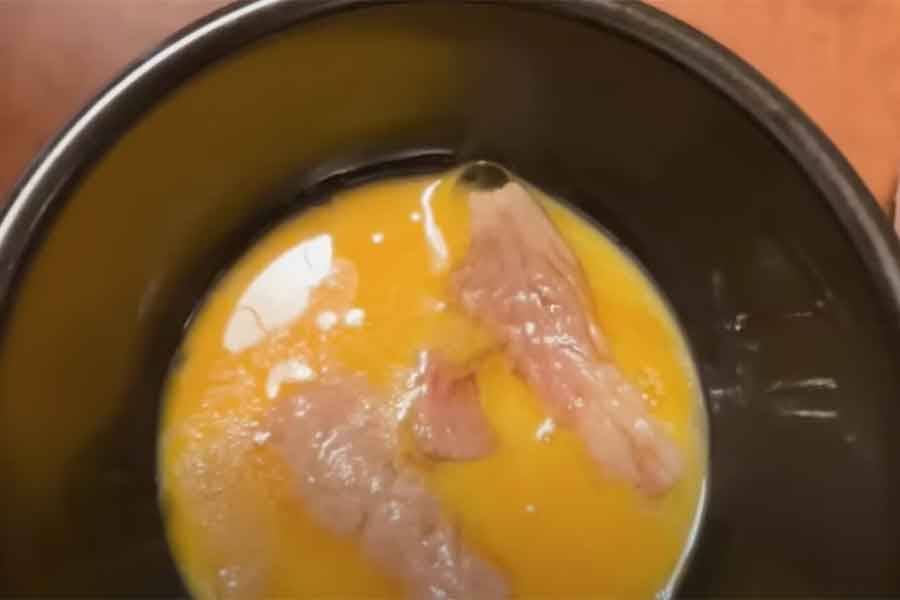 生卵と一緒に食べるすき焼きにやや緊張（スクリーンショット）