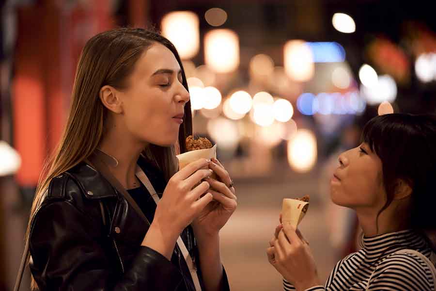 外国人観光客からも人気の食べ歩き（写真はイメージ）【写真：PIXTA】