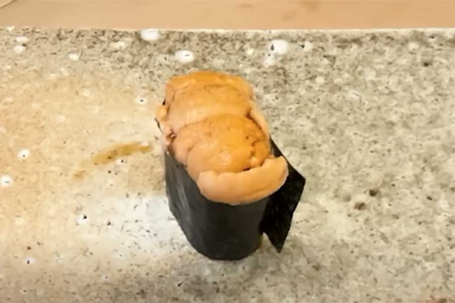 「食べてみたかった」というウニの軍艦（スクリーンショット）