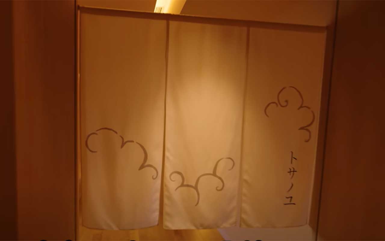 ホテルの浴室の前に掲げられたのれん（スクリーンショット）