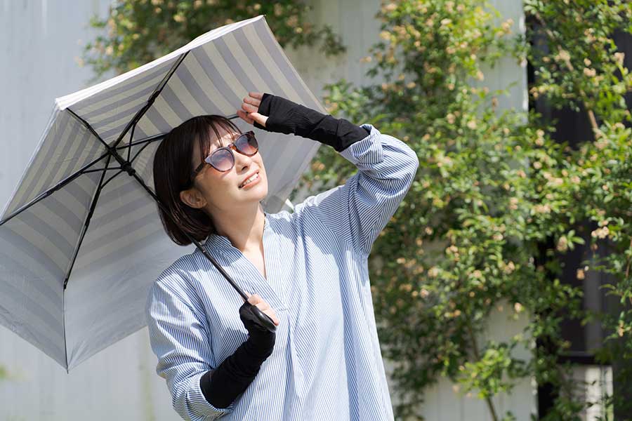 長袖着用などで日焼け対策をする日本人（写真はイメージ）【写真：PIXTA】