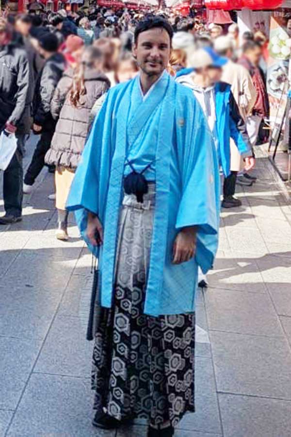 袴姿で浅草を歩くフランチェスコさん【写真提供：フランチェスコ・ブルッツィキーニ】