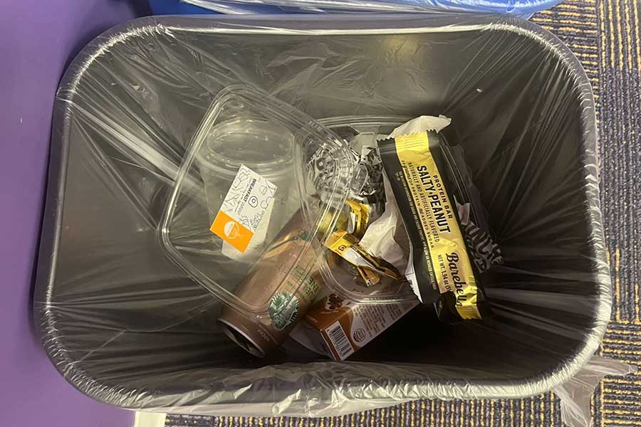 ゴミ箱には、授業中に食べたお菓子や飲み物のゴミが【写真：Yo】