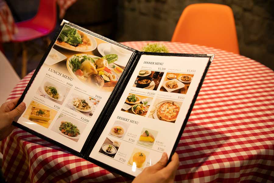 どのような料理かわかりやすい写真付きのメニュー表（写真はイメージ）【写真：PIXTA】