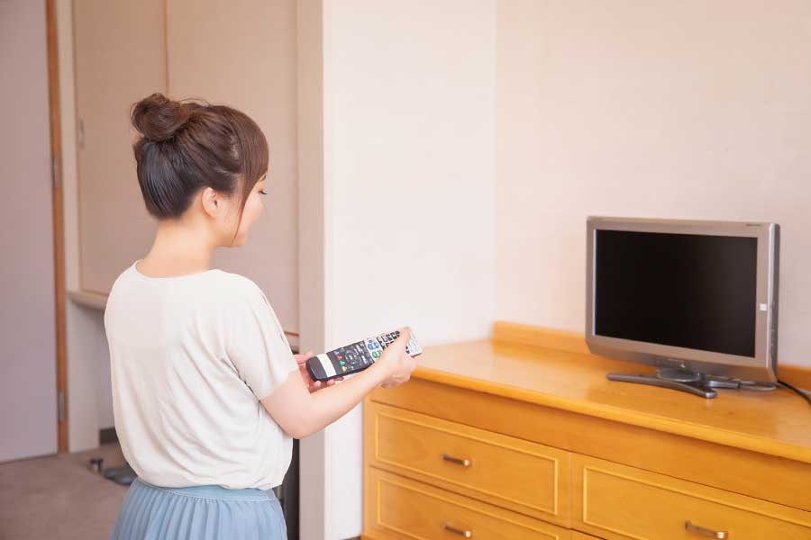 電気・エアコン・テレビを消してチェックアウトする（写真はイメージ）【写真：PIXTA】