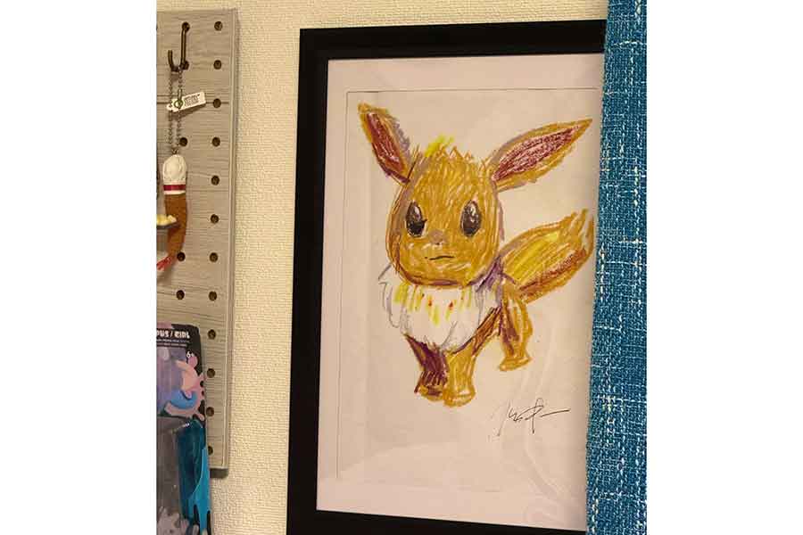玄関に飾られたイーブイのイラスト【写真提供：クッキー（@leon_kame）さん】