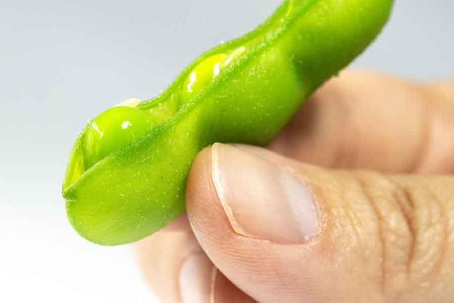 枝豆のさやを少し開いてから口に運ぶほうが食べやすい（写真はイメージ）【写真：写真AC】