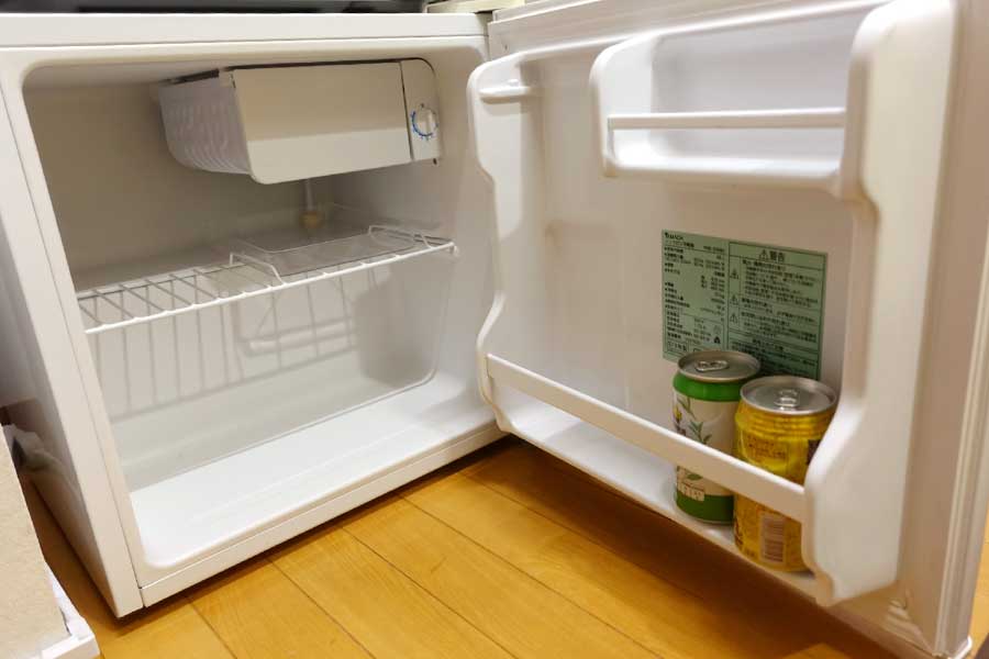 ホテルの部屋にある冷蔵庫内に、置きっぱなしの飲み物（写真はイメージ）【写真：写真AC】