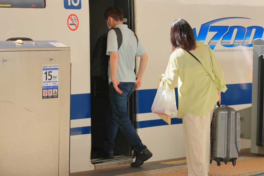 日本人にとっては当たり前の乗車マナー（写真はイメージ）【写真：写真AC】