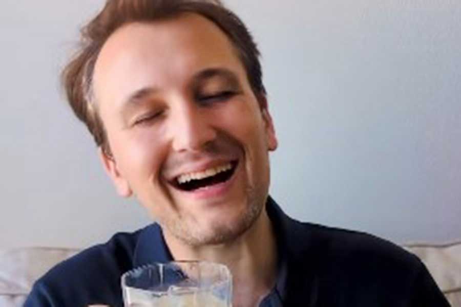 「日本に染まる」前のオレリアンさん（スクリーンショット）