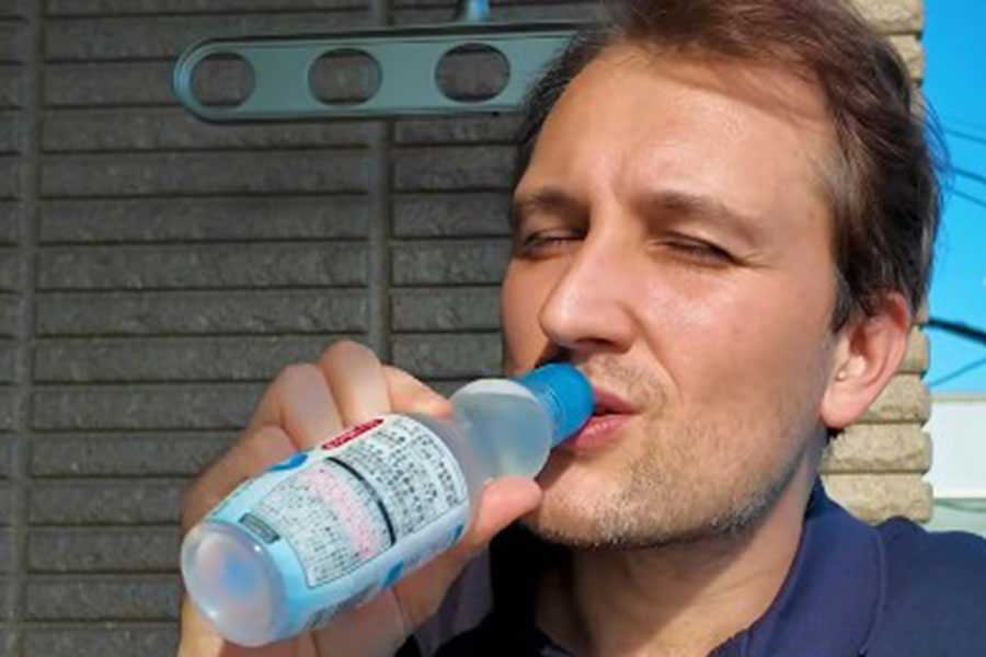 「日本に染まった」オレリアンさんは、ラムネを愛飲（スクリーンショット）